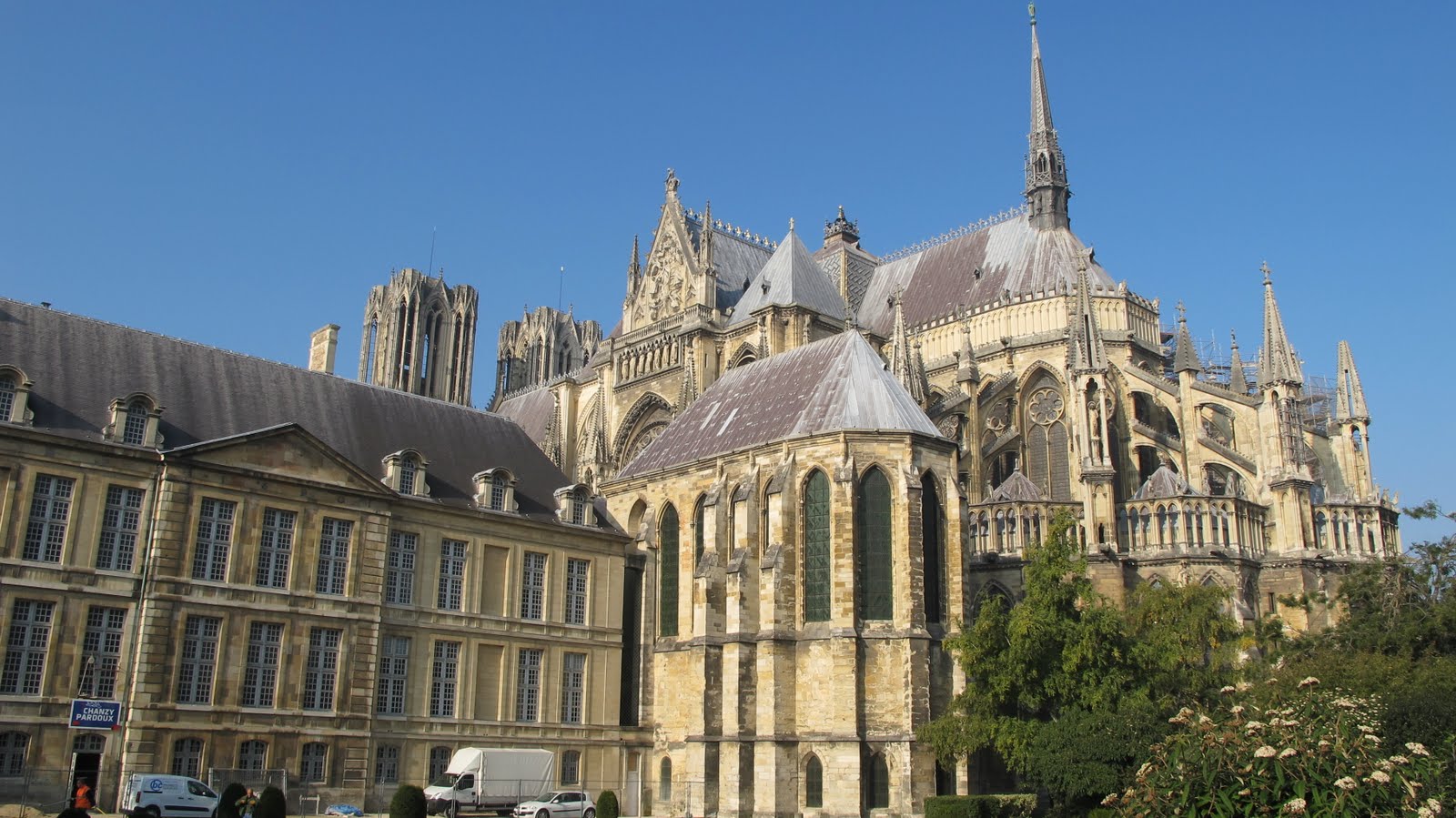 Artisan RGE intervenant à Reims (Marne) pour la rénovation énergétique : pompe à chaleur, panneaux solaires, isolation — réseau Be Nergie